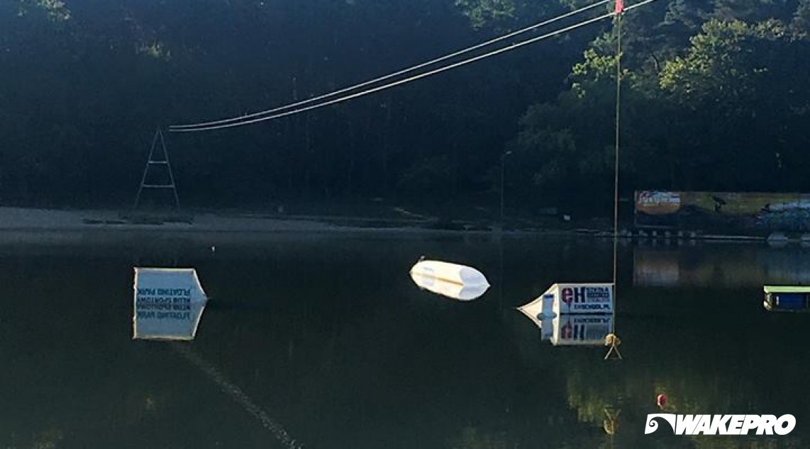 Przeszkody Wakepro w Floating Park Głębokie