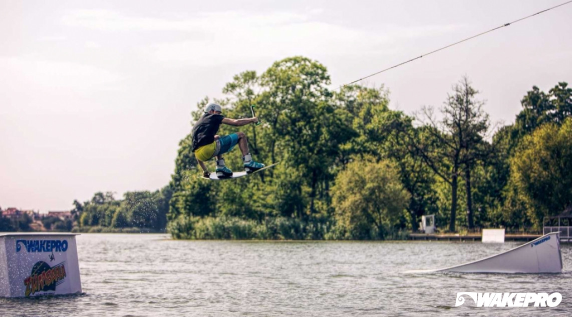 Wakepark is located 20km from Budapest and is equipped in 2-slope cable system. Obstacle: Kicker M. 
