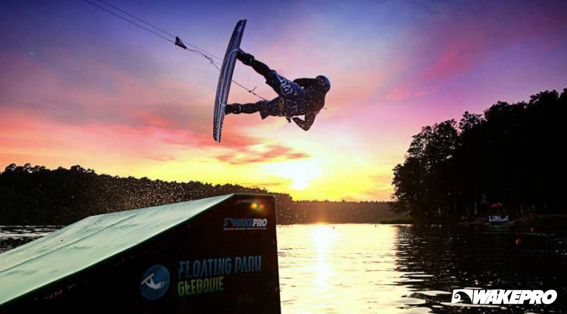 Przeszkody Wakepro w Floating Park Głębokie