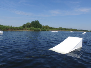 Wakepro obstacles Kicker Jeziorsko wakepark